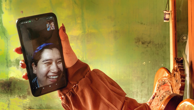 aktivitas video call pada hari lebaran, senyum ceria menjadi penanda kegembiraan Tenaga Kerja Wanita saat bertatap layar dengan keluarga. Sumber: Pribadi
