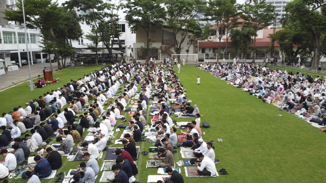 Warga Negara Indonesia (WNI) melaksakan salat id di Bangkok, Thailand, Senin (31/3/2025). Foto: Dok. KBRI Bangkok