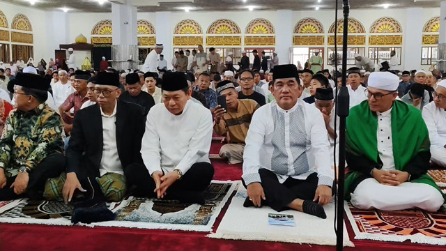 Gubernur Sulawesi Utara, Yulius Selvanus (kedua dari kanan), duduk bersama umat islam di Kota Manado, untuk mendengarkan khutbah Idul Fitri di Masjid Raya Ahmad Yani.