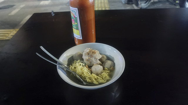 Bakso Bang Ifan yang ada di pinggir jalan kawasan Jalan Raden Saleh, Jakpus, Senin (31/3/2025). Foto: Thomas Bosco/kumparan