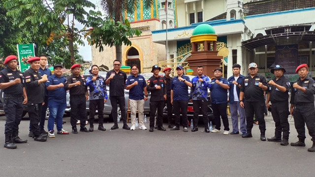 Pasukan Panji Yosua GMIM yang berjaga di depan Masjid Raya Ahmad Yani di Manado, saat pelaksanaan Salat Id, Senin (31/3).