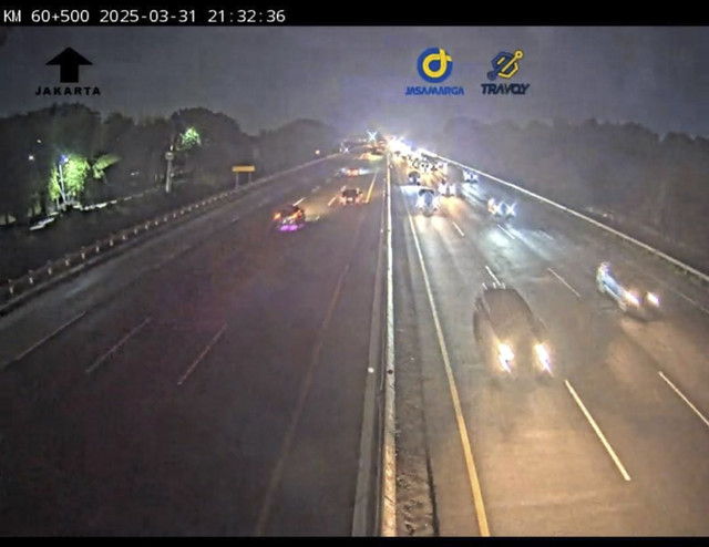 Arus lalu lintas di Tol Jakarta-Cikampek pada Senin (31/3/2025) malam. Foto: Dok. CCTV Jasa Marga