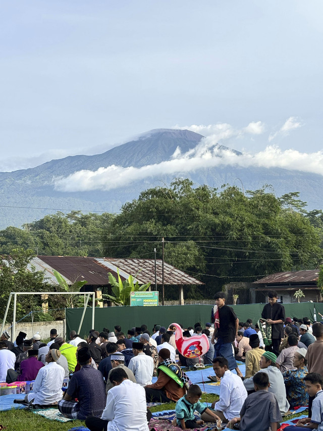 Suasana salat Id di Lapangan Manunggal, Desa Kotayasa, Banyumas, di bawah kaki Gunung Slamet, Senin (31/3/2025). Foto: Ahmad Fawwaz/kumparan