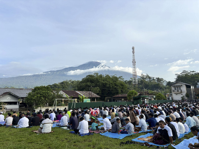 Suasana salat Id di Lapangan Manunggal, Desa Kotayasa, Banyumas, di bawah kaki Gunung Slamet, Senin (31/3/2025). Foto: Ahmad Fawwaz/kumparan