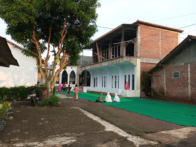 Dokumentasi Pribadi: Beberapa orang tua dan anak-anak mulai berjalan menuju masjid dengan pakaian muslim sederhana. (31/3/2025)