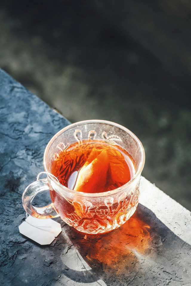 Foto Teh Celup oleh Montatip Lilitsanong di Unsplash