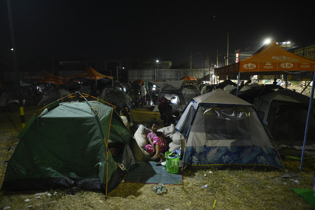Sejumlah pengungsi korban gempa bumi Myanmar beristirahat di tenda yang didirikan sendiri di Mandalay, Myanmar, Senin (31/3/2025). Foto: Sai Aung Main/AFP