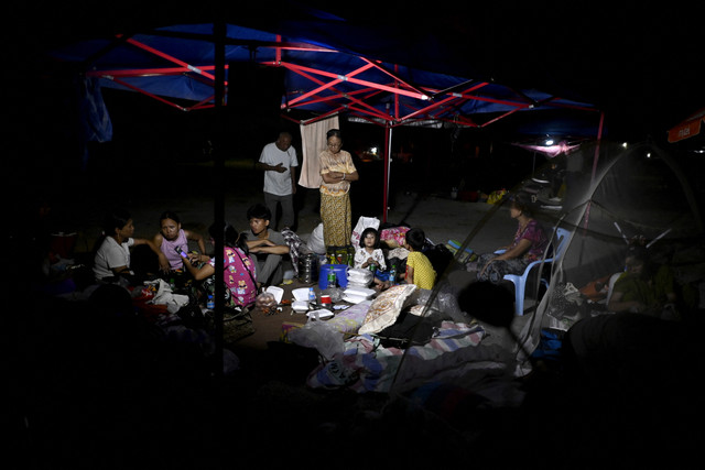 Sejumlah engungsi korban gempa bumi Myanmar beristirahat di tenda yang didirikan sendiri di Mandalay, Mayanmar, Senin (31/3/2025). Foto: Sai Aung Main/AFP