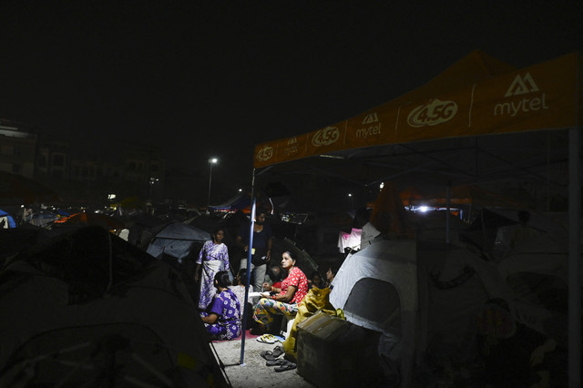 Sejumlah engungsi korban gempa bumi Myanmar beristirahat di tenda yang didirikan sendiri di Mandalay, Mayanmar, Senin (31/3/2025). Foto: Sai Aung Main/AFP