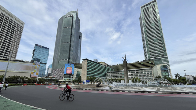 Situasi lalu lintas di Jalan Sudirman-Thamrin, Jakarta Pusat, Selasa (1/4/2025).  Foto: Abid Raihan/kumparan
