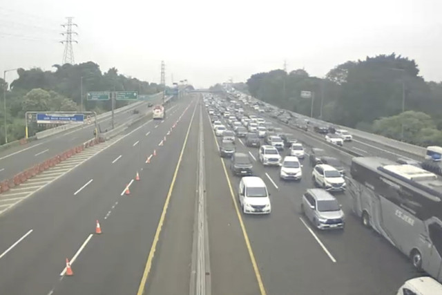 Arus lalu lintas di Tol Jakarta-Cikampek pada Selasa (1/4/2025).  Foto: Dok. CCTV Jasa Marga