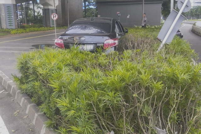 Kecelakaan lalu-lintas tunggal sebuah mobil sedan mengalami out of control di ruas arteri Jalan Jenderal Sudirman bawah layang Bendungan Hilir depan Inti Land Tower. Foto: X/ @TMCPoldaMetro