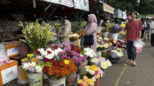 Suasana TPU Tanah Kusir, Pesanggrahan, Jakarta Selatan Hari ke-2 Lebaran, Selasa (1/4/2025). Foto: Rayyan Farhansyah/kumparan