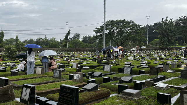Suasana TPU Tanah Kusir, Pesanggrahan, Jakarta Selatan Hari ke-2 Lebaran, Selasa (1/4/2025).  Foto: Rayyan Farhansyah/kumparan