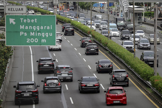 Sejumlah kendaraan melintas di Jalan Tol Dalam Kota, Gatot Soebroto, Jakarta, Selasa (4/1/2025). Foto: Jamal Ramadhan/kumparan