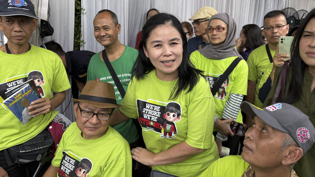 Ketua Perkumpulan Penyintas Stroke Indonesia (PPSI) Jakarta Selatan, Maria Rosa Sinta bersama para penyintas stroke lainnya menyambangi open house Rano Karno di Warung Bang Doel, Lebak Bulus, Jakarta, Selasa (1/4/2025). Foto: Dok. CCTV Jasa Marga