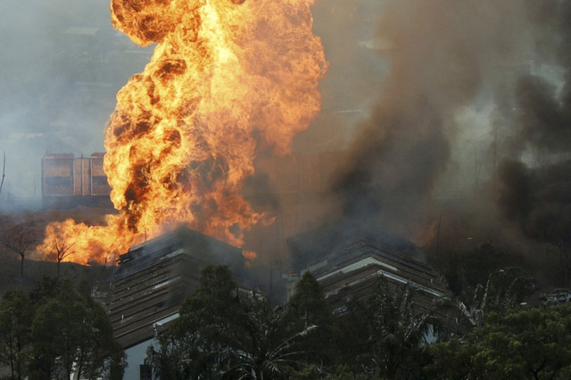 Api dan asap mengepul dari kebakaran setelah pipa gas yang dioperasikan oleh perusahaan energi negara Malaysia, Petronas, terbakar, di Puchong, Malaysia, Selasa (1/4/2025). Foto: Stringer/Reuters