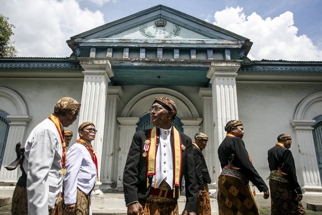 Abdi dalem Keraton berjalan menuju ke Masjid Agung pada perayaan Tradisi Grebeg Syawal di Keraton Kasunanan, Solo, Jawa Tengah, Selasa (1/4/2025). Foto: Mohammad Ayudha/ANTARA FOTO