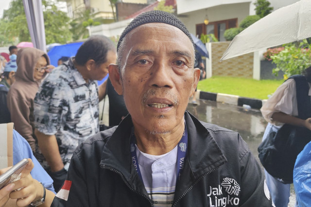 Seorang sopir Jaklingko, Afrizal (64 tahun) tak bisa mudik Lebaran karena tak dapat tunjangan hari raya, ditemui di Lebak Bulus, Jakarta Selatan pada Selasa (1/4/2025). Foto: Abid Raihan/kumparan