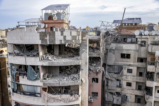 Sebuah atap bangunan yang rusak berat terlihat di lokasi serangan Israel terhadap sebuah bangunan di pinggiran selatan Beirut, Lebanon, Selasa (1/4/2025). Foto: Ibrahim AMRO/AFP