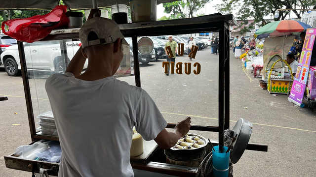 Asep Pedagang Kue Cubit di TPU Tanah Kusir, Jakarta Selatan, Selasa (1/4/2025). Foto: Rayyan Farhansyah/kumparan