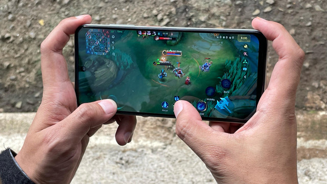 Main Mobile Legend pakai Nubia V70 Series.  Foto: Habib Allbi Ferdian/kumparan