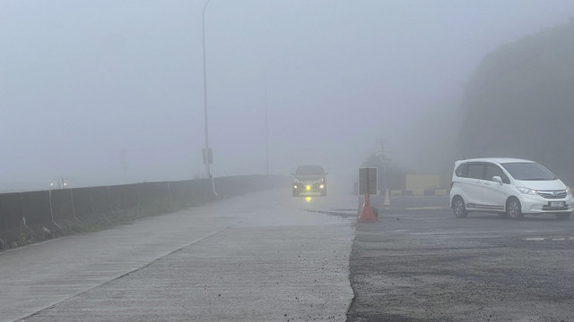Suasana berkabut di rest area Tol Cisumdawu, Selasa (1/4/2025). Foto: M. Rizki/kumparan