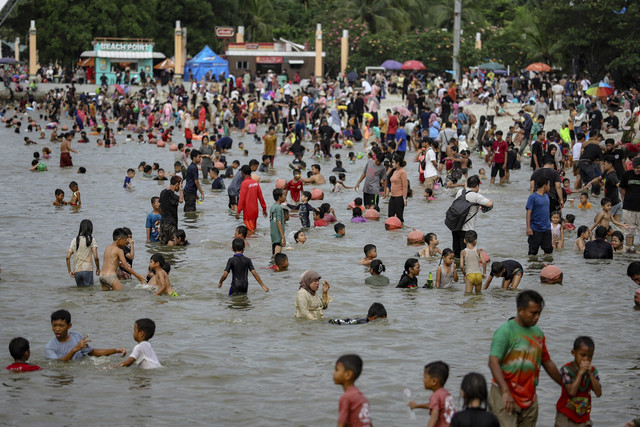 Wisatawan libur lebaran mengunjungi di Pantai Ancol, Jakarta, Selasa (1/4/2025). Foto: Jamal Ramadhan/kumparan