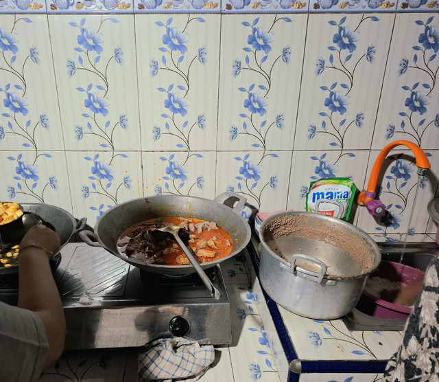 Memasak Rendang 