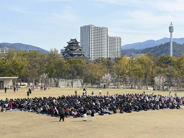 Ribuan umat muslim laksanakan salat Idul Fitri 1446 H di depan Stadion Peacewing, Jepang, Senin (31/3/2025). Foto: Dok. Istimewa