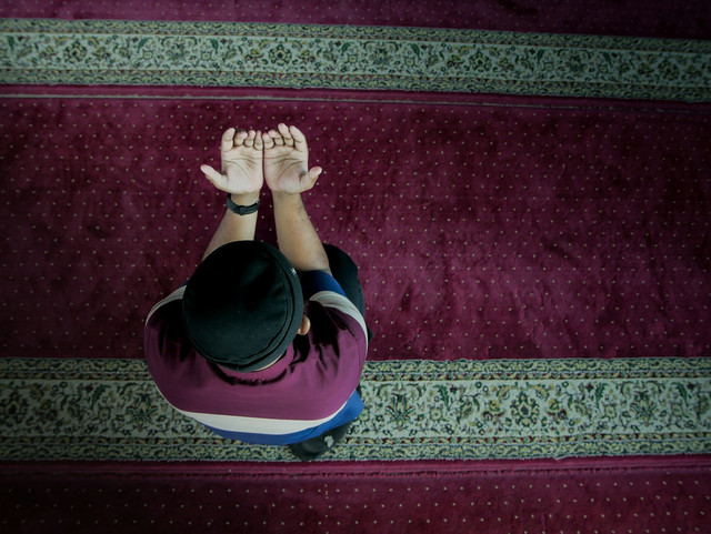Ilustrasi doa qunut nazilah. Sumber: masjid maba/unsplash