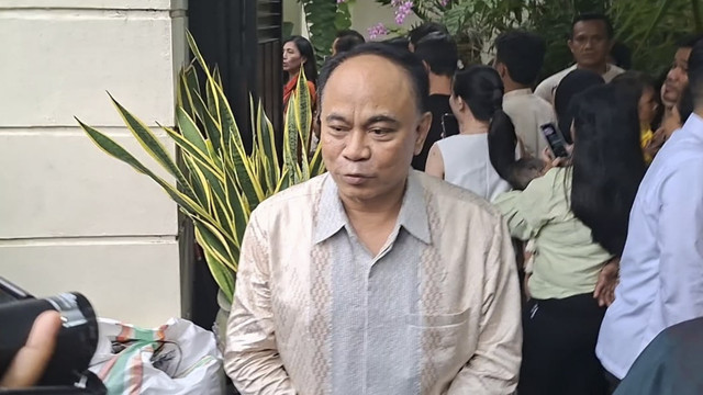 Menteri Koperasi Budi Arie menemui Presiden ke-7 Joko Widodo (Jokowi) pada Lebaran kedua dikediamannya Jalan Kutai Utara 1, Kelurahan Sumber, Kecamatan Banjarsari, Solo, Selasa (1/4/2025).
 Foto: kumparan