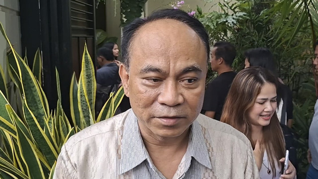 Menteri Koperasi Budi Arie menemui Presiden ke-7 Joko Widodo (Jokowi) pada Lebaran kedua dikediamannya Jalan Kutai Utara 1, Kelurahan Sumber, Kecamatan Banjarsari, Solo, Selasa (1/4/2025). Foto: kumparan