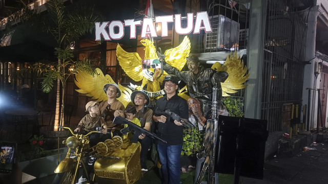 Wahyu (53), bekerja sebagai cosplayer di Kota Tua dengan berdandan menjadi Jenderal Sudirman, Jakarta Utara, Selasa (1/4/2025). Foto: Thomas Bosco/kumparan