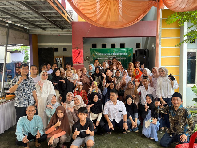 Momen Foto Bersama Keluarga Besar Eyang Arjdasentika, Kalicupak Kidul 01/04