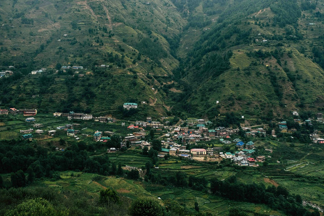 Tempat wisata di Lembah Harau. Foto hanya ilustrasi, bukan tempat sebenarnya. Sumber: Unsplash/Frederick Shaw