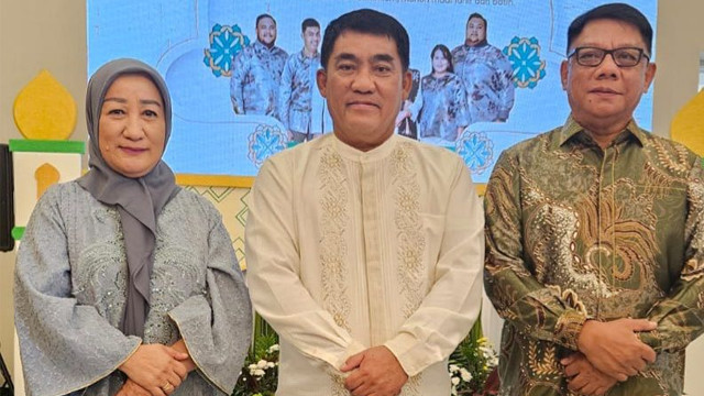 Sekretaris Daerah (Sekda) Kabupaten Bolaang Mongondow, Abdullah Mokoginta (kanan) bersama Gubernur Sulawesi Utara, Yulius Selvanus, di acara silaturahmi Idul Fitri yang digelar di kediaman Gubernur.