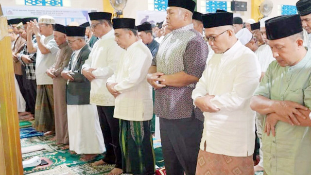 Bupati Bolaang Mongondow, Yusra Alhabsyi (keempat dari kanan), saat menunaikan ibadah Salat Idul Fitri. (foto: dokumen istimewa)