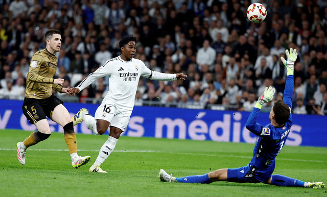 Endrick cetak gol saat Real Madrid vs Sociedad dalam laga semifinal Copa Del Rey 2024/25 di Estadio Santiago Bernabeu pada Rabu (2/4) dini hari WIB. Foto: REUTERS/Juan Medina