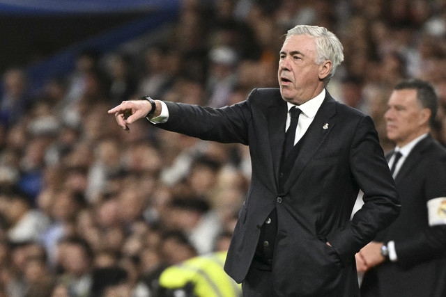 Pelatih Real Madrid Carlo Ancelotti menyampaikan intruksi kepada pemainnya pada pertandingan leg kedua semi final Copa del Rey di Santiago Bernabeu, Madrid, Spanyol, Selasa (1/4/2025). Foto: Javier Soriano/AFP