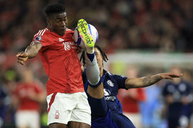 Pemain Nottingham Forest Taiwo Awoniyi berebut bola dengan pemain Manchester United Leny Yoro pada pertandingan Liga Inggris di The City Ground, Nottingham, Inggris, Selasa (1/4/2025).  Foto: Andrew Boyers/Reuters