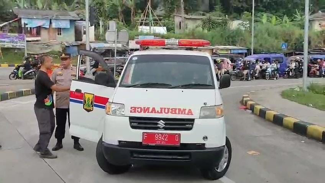 Ambulans yang angkut wisatawan menuju Sukabumi. dok istimewa