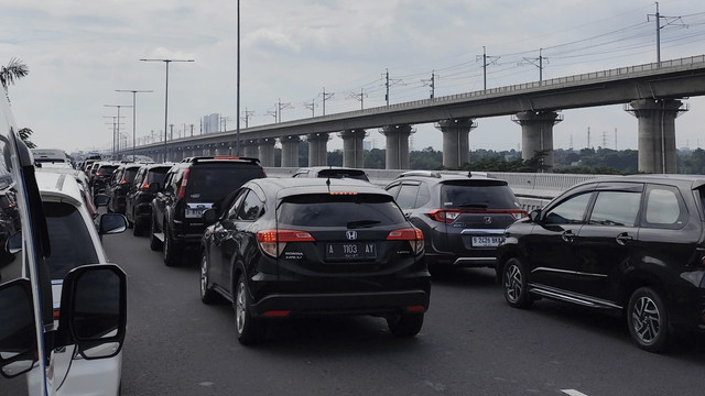 Arus lalu lintas di Tol MBZ, Rabu (2/4/2025). Foto: Jonathan Devin/kumparan