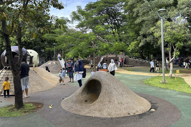 Sejumlah warga berwisata saat libur Lebaran di Tebet Eco Park, Jakarta, Rabu (2/4/2025). Foto: Abid Raihan/kumparan