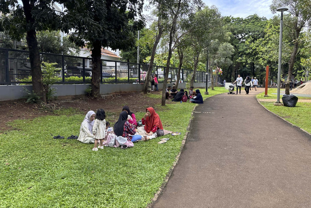 Sejumlah warga berwisata saat libur Lebaran di Tebet Eco Park, Jakarta, Rabu (2/4/2025). Foto: Abid Raihan/kumparan