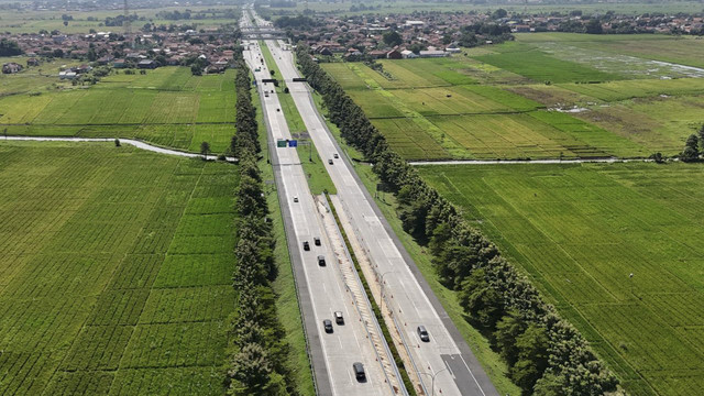 Suasana pada hari ketiga Lebaran di Tol Cipali KM 188, Jawa Barat, Rabu (2/4/2025). Foto: kumparan