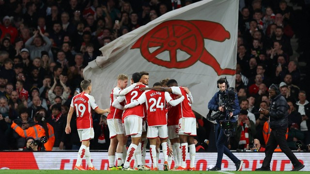 Selebrasi gol saat laga Arsenal vs Luton Town dalam lanjutan Liga Inggris di Stadion Emirates. Tujuh pelaku usaha coffee shop jadi tersangka pelanggaran HAKI karena gelar nobar Liga Inggris tanpa izin. Foto: REUTERS/Toby Melville