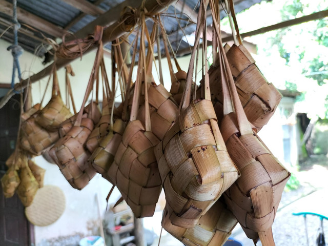 ketupat yang digantung dan siap untuk disantap. Desa Sokaraja Kidul, Senin (31/3/2025)