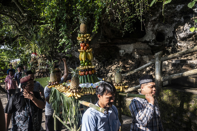 Sejumlah warga memikul gunungan saat mengikuti tradisi nyadran di kawasan Goa Kreo, Talun Kacang, Kandri, Gunung Pati, Semarang, Jawa Tengah, Rabu (2/4/2025). Foto: Aprillio Akbar/Antara Foto