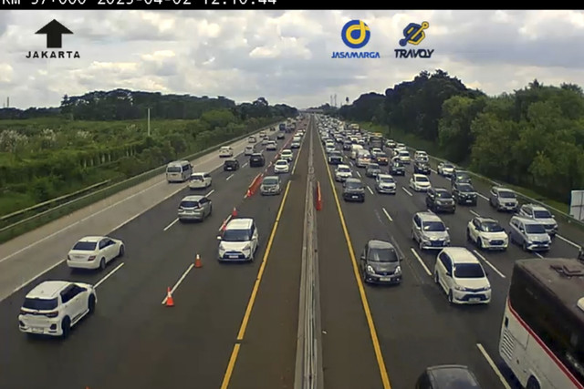 Arus lalu lintas di Tol Jakarta-Cikampek, Rabu (4/2/2025) siang. Foto: Dok. CCTV Jasa Marga